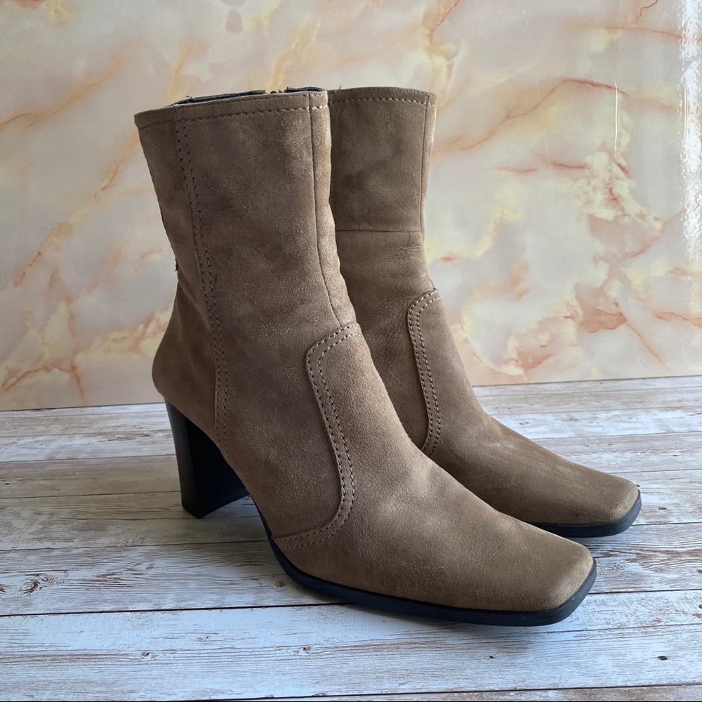 Vintage Suede Boots 👢